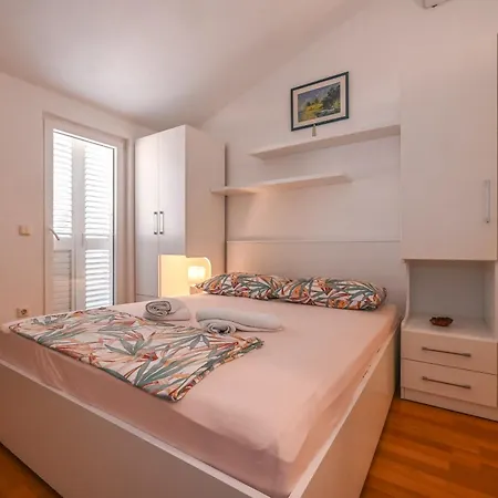 Apartman Jakova Dudana 10 *
